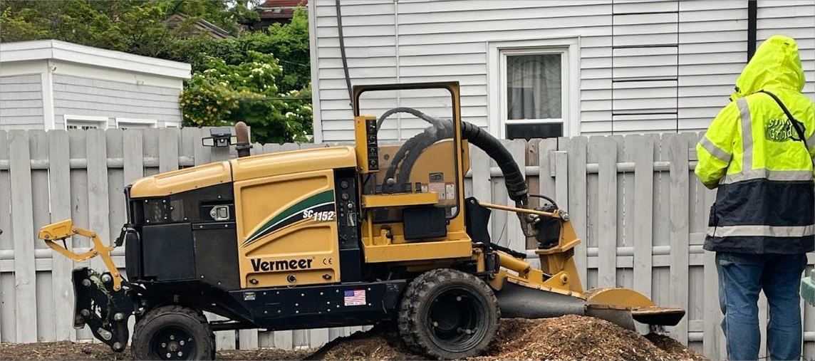 Vermeer SC1152 stump grinder working a backyard stump